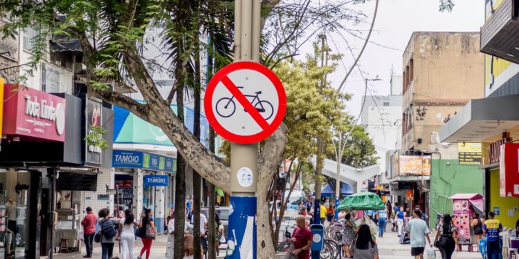Ação educativa busca coibir circulação de bicicletas no calçadão da Rui Barbosa