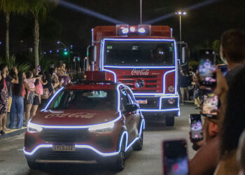 Caravana Iluminada da Coca-Cola emociona Macaé