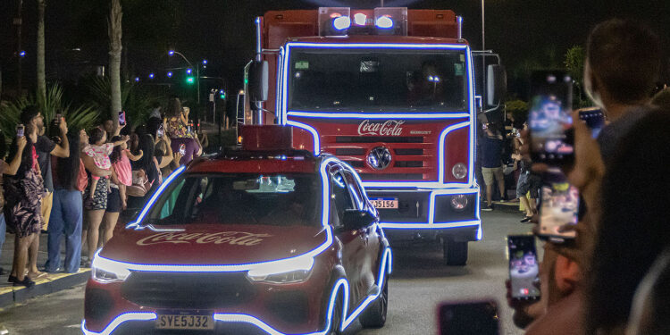 Caravana Iluminada da Coca-Cola emociona Macaé