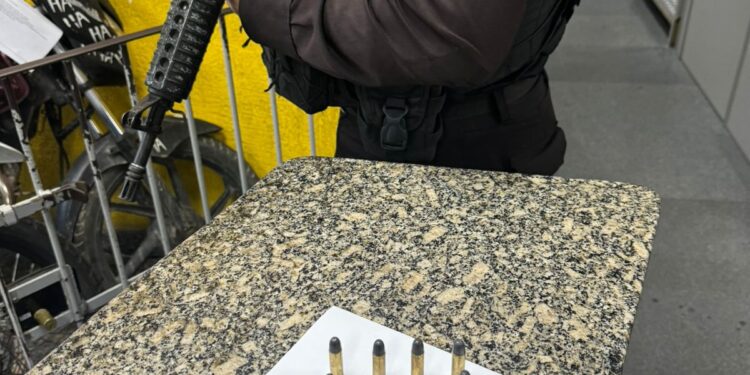 PM realiza prisão por porte ilegal e apreende um revólver em Conceição de Macabu
