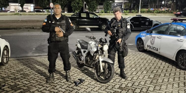 PM prende um homem e a apreende dois adolescentes, por furto de moto, em Rio das Ostras