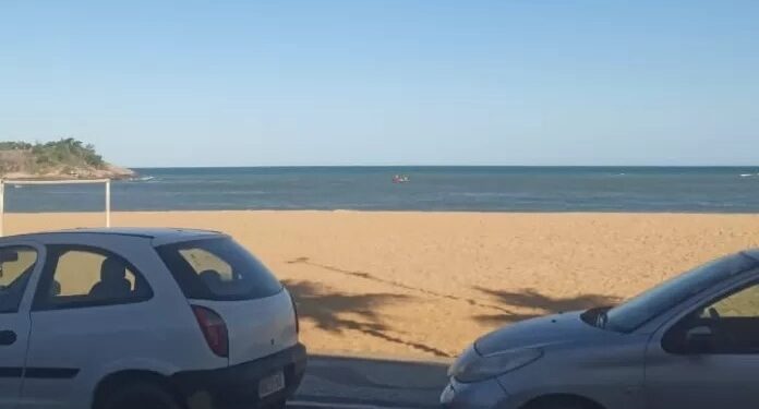 Homem desaparece ao tentar pegar bola no mar de Tamoios, em Cabo Frio
