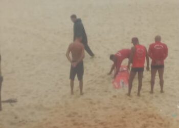 Corpo é encontrado boiando em praia de Maricá