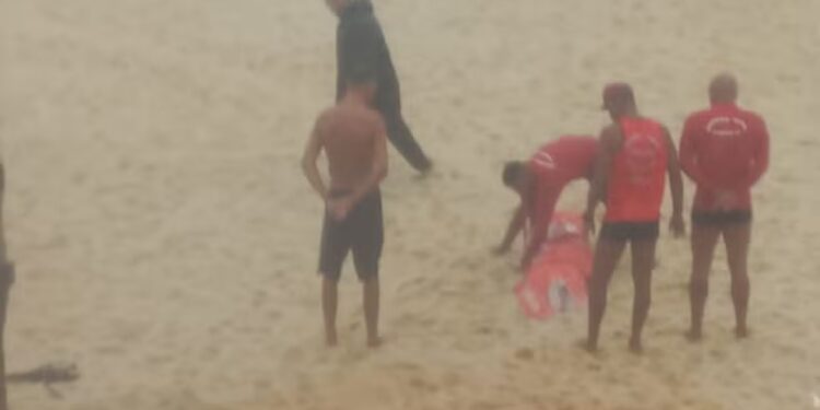 Corpo é encontrado boiando em praia de Maricá