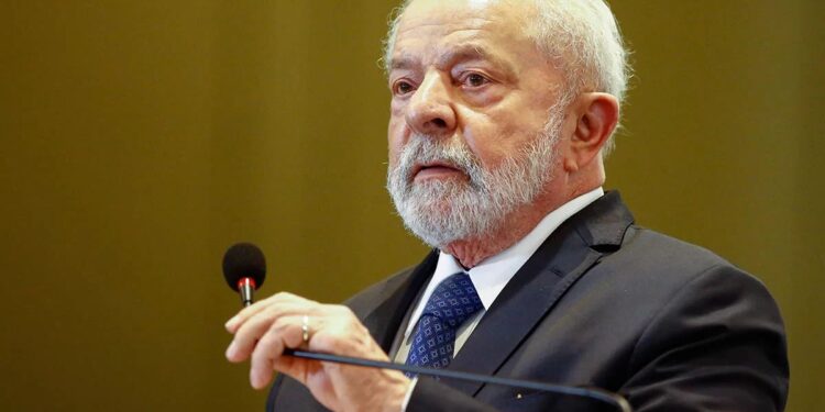 Lula é operado às pressas em São Paulo após sentir dor na cabeça