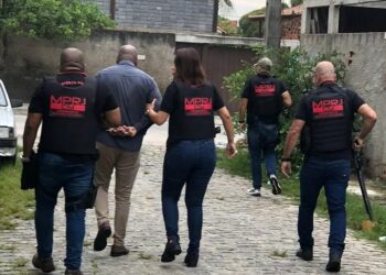 MPRJ cumpre mandados de prisão e de busca e apreensão contra denunciados por grilagem em Búzios; ex-deputado é preso