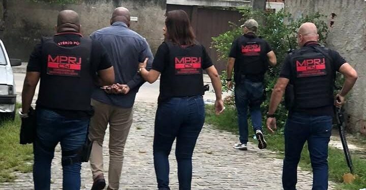 MPRJ cumpre mandados de prisão e de busca e apreensão contra denunciados por grilagem em Búzios; ex-deputado é preso