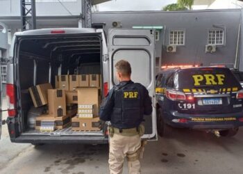 Polícia Federal apreende caixas de cigarros com suspeita de falsificação em Campos