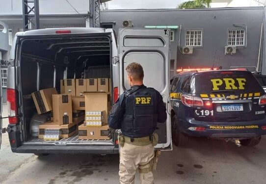 Polícia Federal apreende caixas de cigarros com suspeita de falsificação em Campos