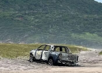 Corpo é encontrado ao lado de carro carbonizado, na Praia do Pontal, em Arraial do Cabo
