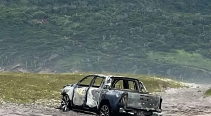 Corpo é encontrado ao lado de carro carbonizado, na Praia do Pontal, em Arraial do Cabo
