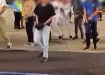 Primeiros brasileiros deportados no governo Trump chegam ao Brasil algemados