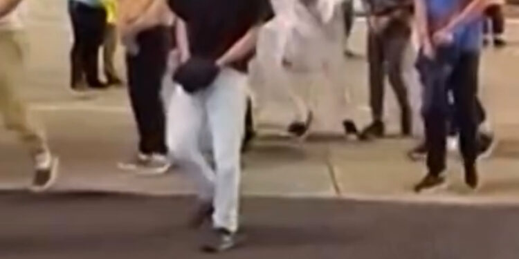 Primeiros brasileiros deportados no governo Trump chegam ao Brasil algemados