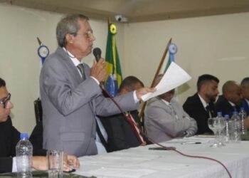 Valmir Lessa divulga nomes de secretários durante cerimônia de posse