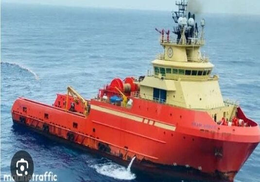 Navio pega fogo na Bacia de Campos e tripulação é resgatada; não há informação de feridos