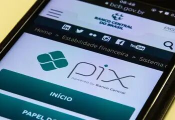 Receita alerta para golpes com taxa falsa sobre Pix