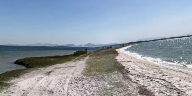 Homem é internado com quadro de tetraplegia após mergulho na Praia do Pneu, em Araruama