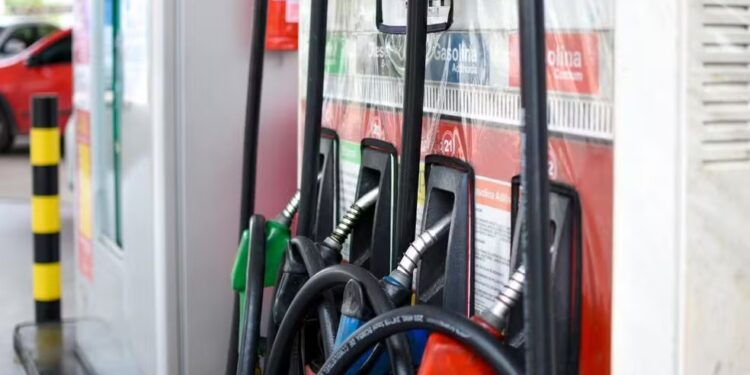 Estados aumentam ICMS sobre gasolina em R$ 0,10 por litro a partir de fevereiro; diesel terá alta de R$ 0,06