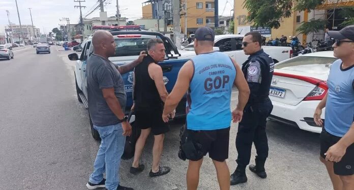 Argentino é detido após agredir a esposa na Praia do Forte, em Cabo Frio