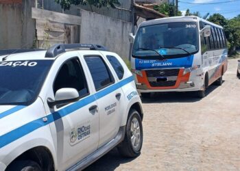 Transporte de turismo irregular é autuado, em Rio das Ostras