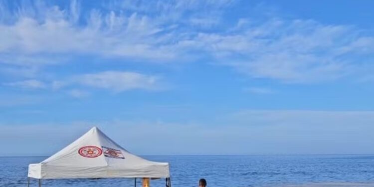 Bombeiros buscam por homem que desapareceu no mar em Maricá há três dias