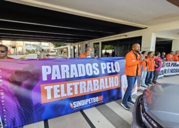 Manifestação é realizada na porta da Petrobras em Macaé pelo Teletrabalho