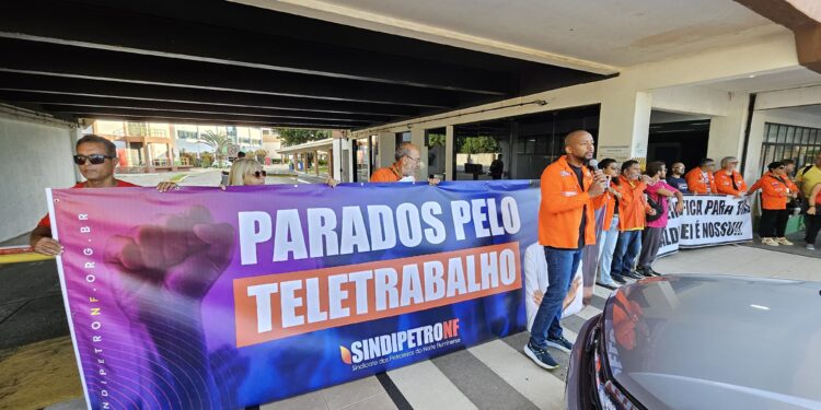 Manifestação é realizada na porta da Petrobras em Macaé pelo Teletrabalho