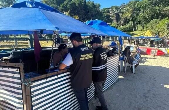 Fiscalização Conjunta em Búzios combate venda casada nos quiosques da Praia da Ferradurinha em Búzios