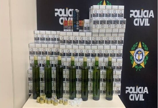 Polícia Civil estoura depósito clandestino de cigarros e azeites adulterados