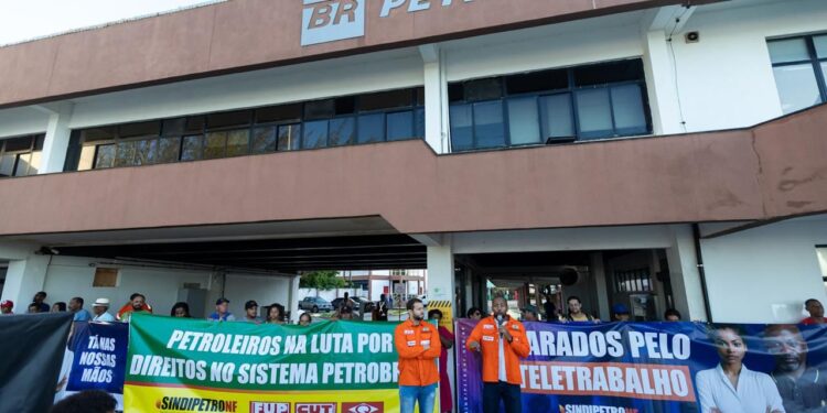 Petroleiros e petroleiras realizam Greve de Advertência nesta quarta-feira
