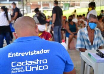 Mutirão Cadúnico é realizado na Praça Washington Luiz, em Macaé