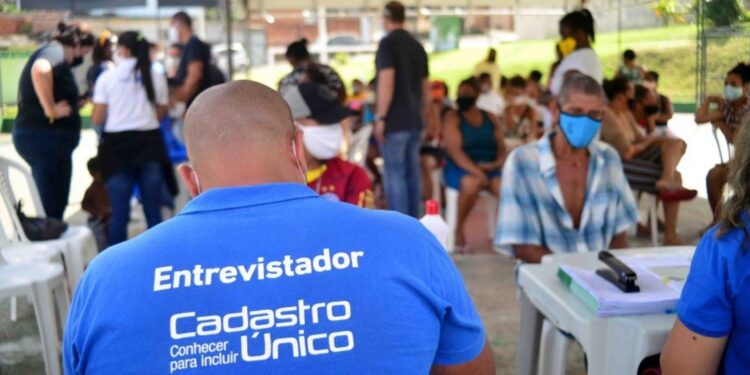 Mutirão Cadúnico é realizado na Praça Washington Luiz, em Macaé