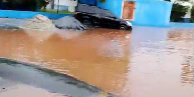 Em 15 minutos de chuva, Rio das Ostras para: bairros alagados e shopping inundado