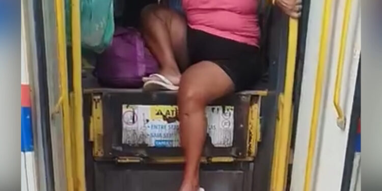 Sem elevador e com ônibus quebrado, população enfrenta humilhação no transporte público