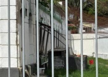 Detentas colocam fogo em cela durante motim em presídio feminino de Campos