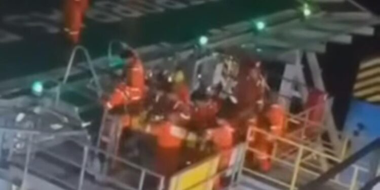 Acidente na P-53: Homem é atingido por peça usada em movimentação de carga