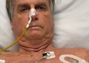 Após ‘live’ no quarto de UTI, oficial de Justiça intima Bolsonaro no hospital