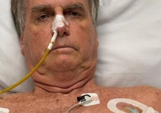 Após ‘live’ no quarto de UTI, oficial de Justiça intima Bolsonaro no hospital