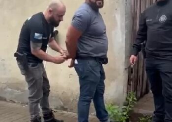 Médico cardiologista é preso em flagrante por maus-tratos à animais, após polícia encontrar cães mortos em freezer, em Arraial do Cabo