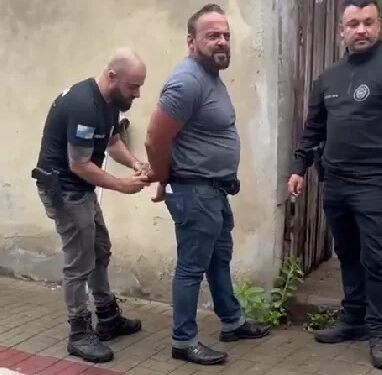 Médico cardiologista é preso em flagrante por maus-tratos à animais, após polícia encontrar cães mortos em freezer, em Arraial do Cabo