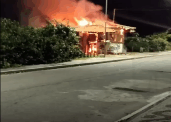 Quiosque pega fogo na orla de Tamoios, em Cabo Frio, na madrugada desta quarta-feira
