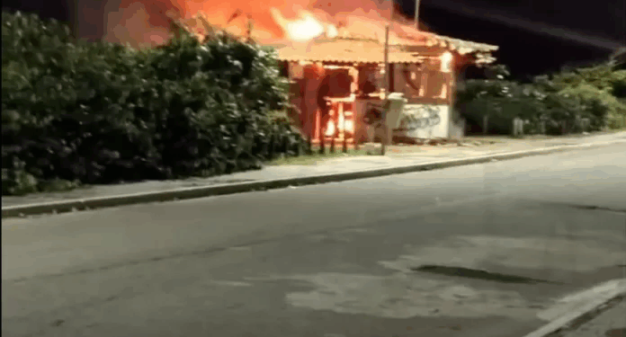 Quiosque pega fogo na orla de Tamoios, em Cabo Frio, na madrugada desta quarta-feira