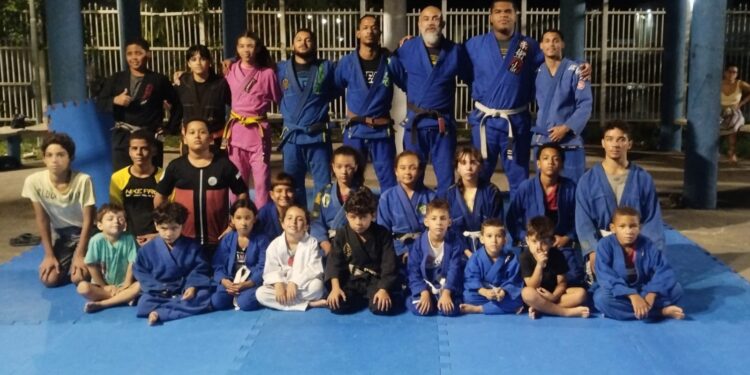Jiu-jitsu na rua: projeto gratuito leva esporte e propósito a crianças e adolescentes