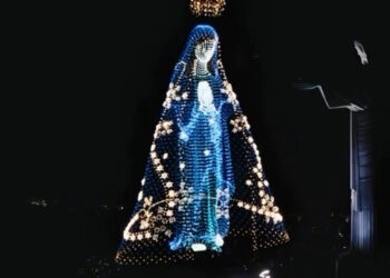 Drones projetam Nossa Senhora ao lado do Cristo no Dia das Mães