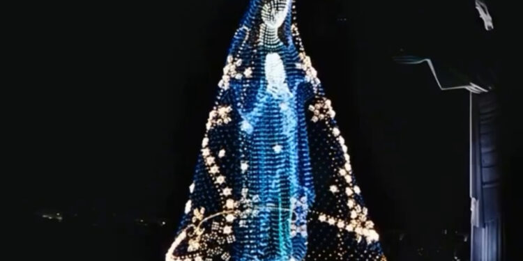 Drones projetam Nossa Senhora ao lado do Cristo no Dia das Mães