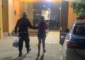 Mulher é presa por tráfico na Via Lagos enquanto amamentava bebê no banco traseiro