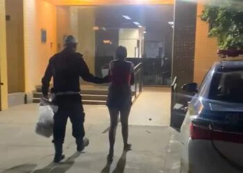 Mulher é presa por tráfico na Via Lagos enquanto amamentava bebê no banco traseiro