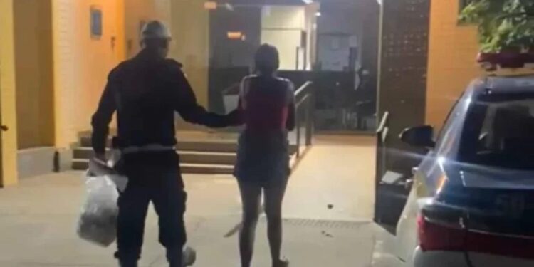 Mulher é presa por tráfico na Via Lagos enquanto amamentava bebê no banco traseiro