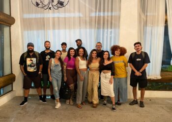 Grafiteiros transformam estandes em galeria de arte a céu aberto antes de festival gastronômico