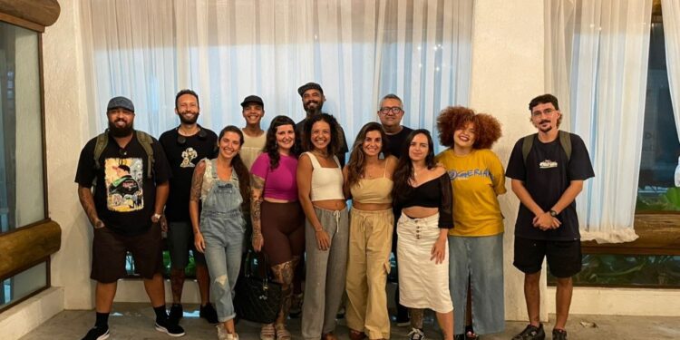 Grafiteiros transformam estandes em galeria de arte a céu aberto antes de festival gastronômico